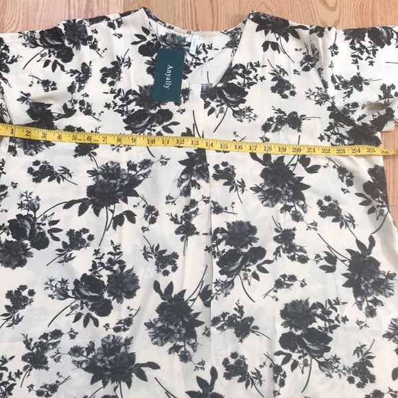 New! Anyally 2XL floral v neck blouse. - Picture 7 of 8